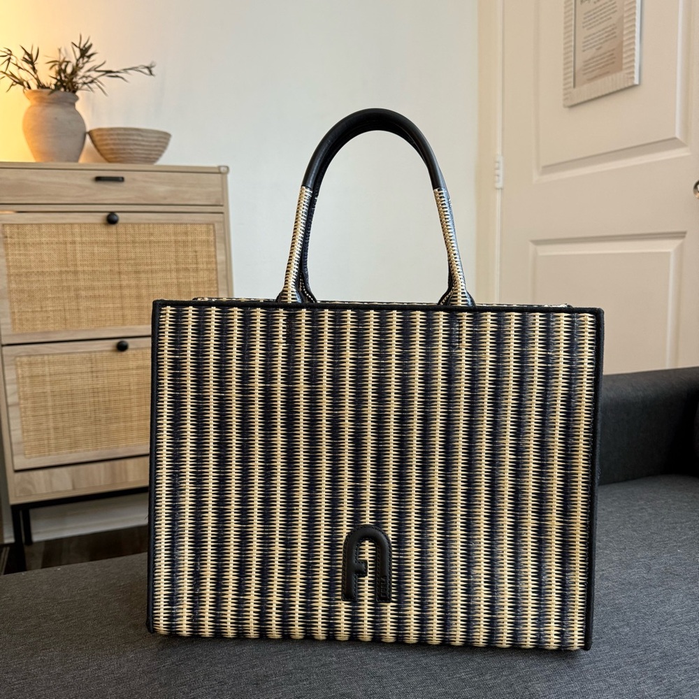 FURLA | Large Opportunity Tote Arch-motif tote bag | Blogger's Favorite